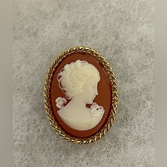 Jewelry - Cameo Brooch